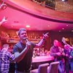 Gostje uživajo na Karaoke Party-ju v Elipsa Caffe 9