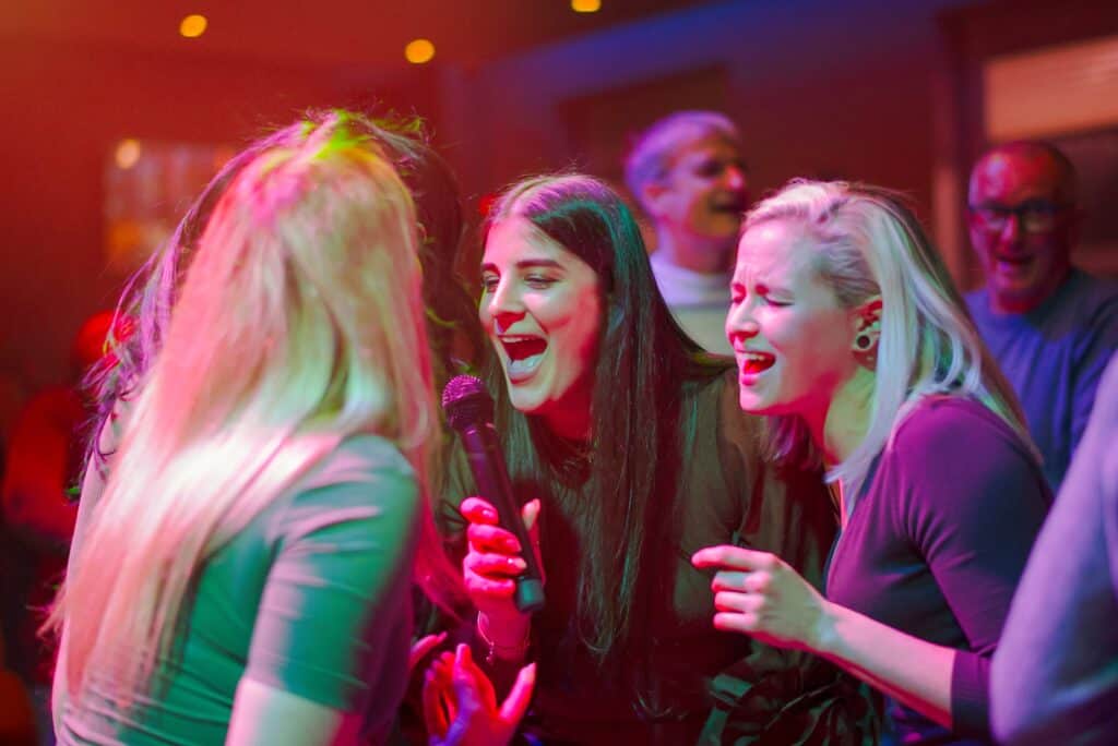 Gostje uživajo na Karaoke Party-ju v Elipsa Caffe