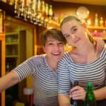 Ljudje uživajo na Dalmatinskem večeru v Elipsa Caffe v Radizelu 3