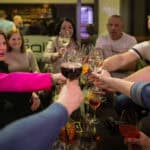 Ljudje uživajo na Dalmatinskem večeru v Elipsa Caffe v Radizelu 4