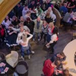 Ljudje uživajo na Dalmatinskem večeru v Elipsa Caffe v Radizelu 6