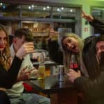 Utrinki z dogodka Karaoke Night v Elipsa Caffe v Radizelu | Gostje za mizo nazdravljajo.