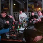 Utrinki z dogodka Karaoke Night v Elipsa Caffe v Radizelu | Fantje sedijo za mizo.